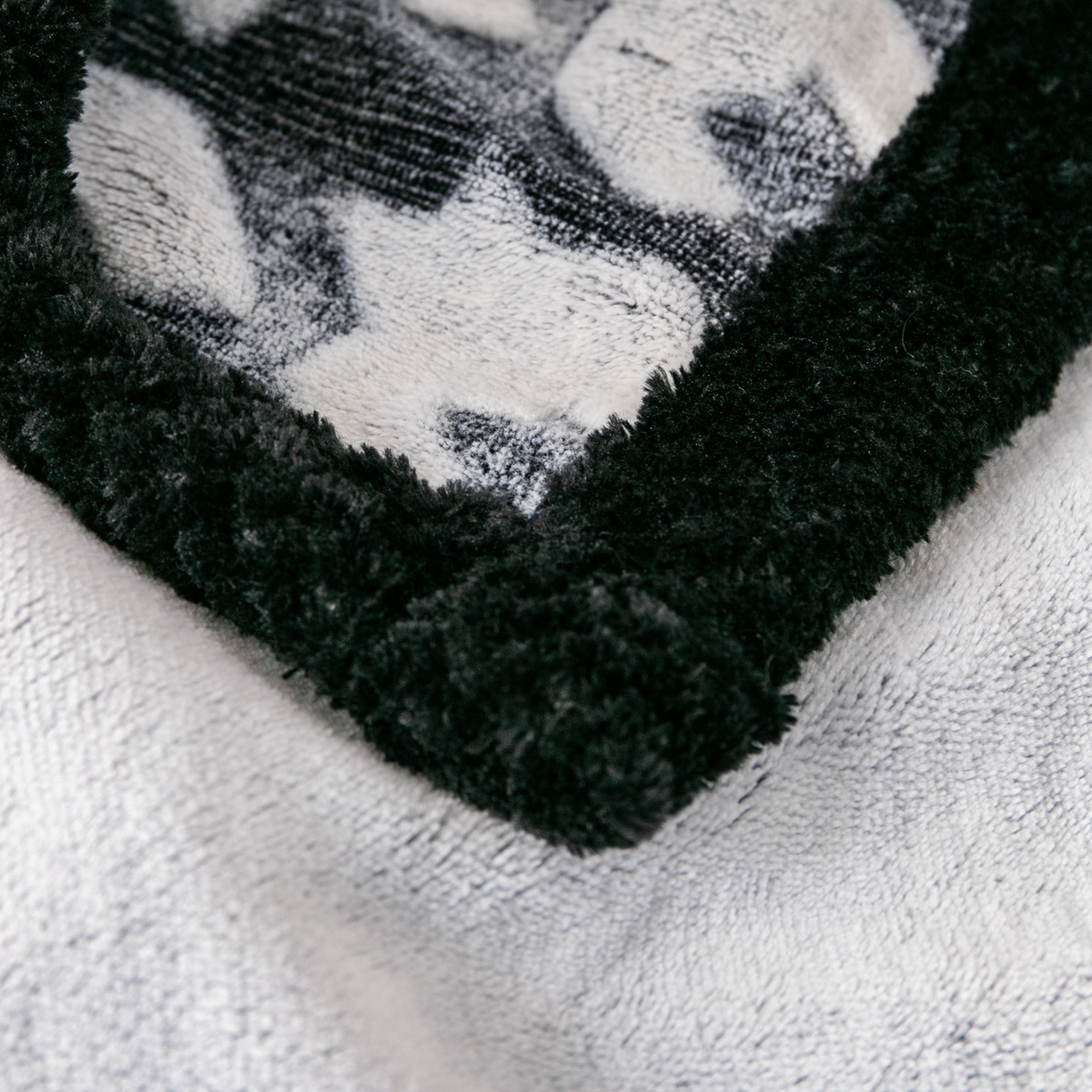 91家纺网 家纺一手货源 找家纺 梵克保罗 2025新款3D雕花加厚牛奶绒剪花毛毯 千鸟格