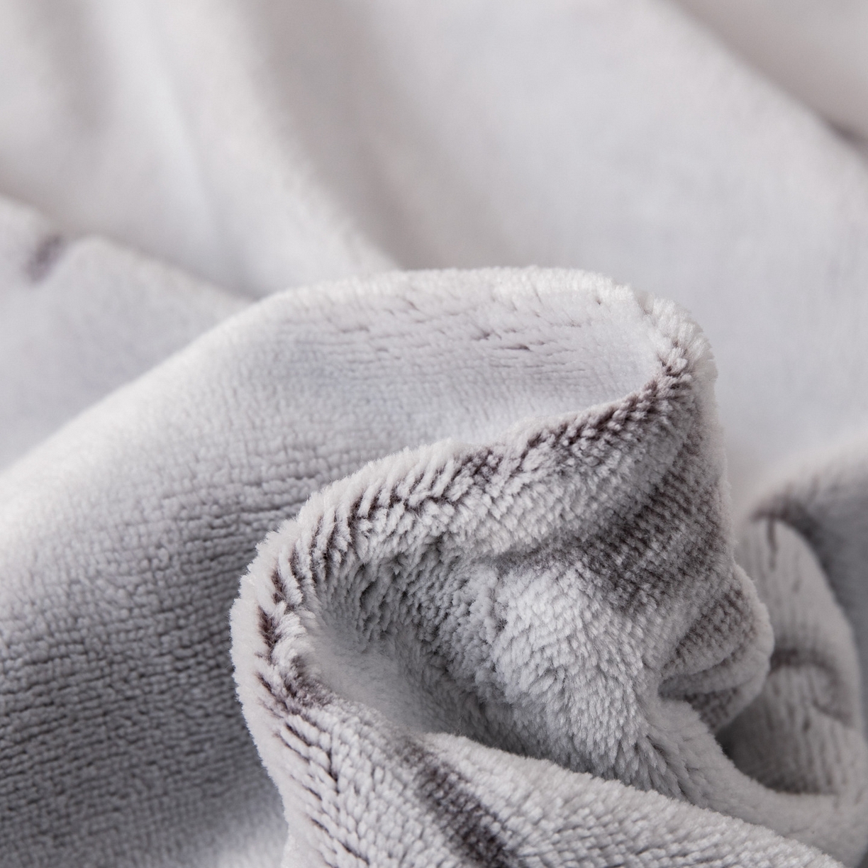 91家纺网 家纺一手货源 找家纺 梵克保罗 2025新款3D雕花加厚牛奶绒剪花毛毯 灰公式