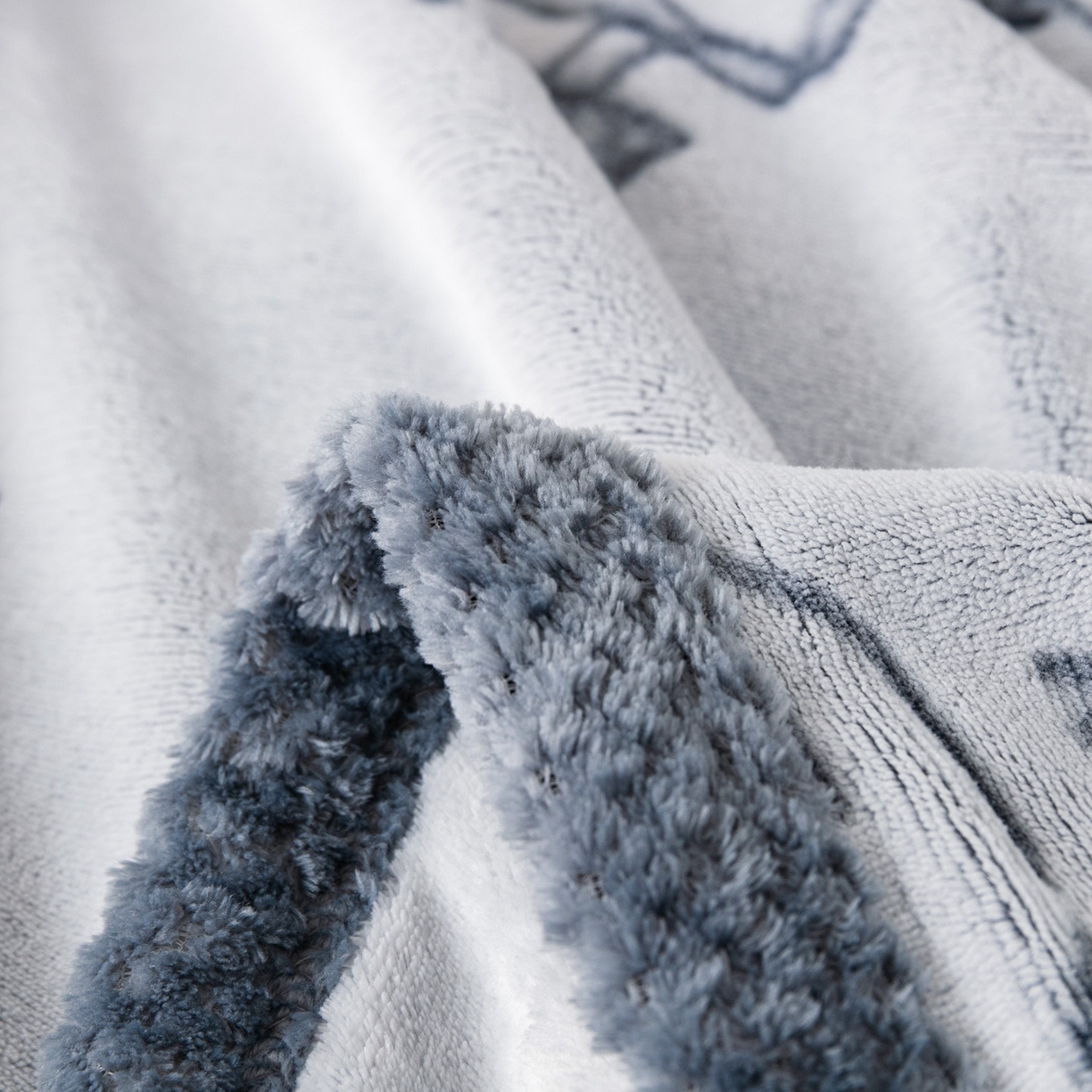 91家纺网 家纺一手货源 找家纺 梵克保罗 2025新款3D雕花加厚牛奶绒剪花毛毯 灰蓝公式