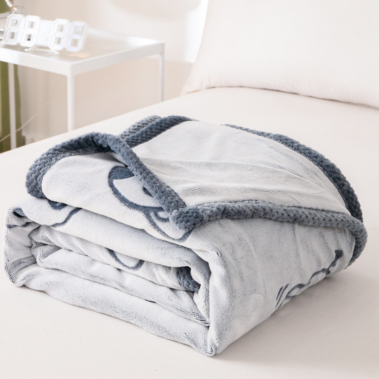 91家纺网 家纺一手货源 找家纺 梵克保罗 2025新款3D雕花加厚牛奶绒剪花毛毯 灰蓝熊