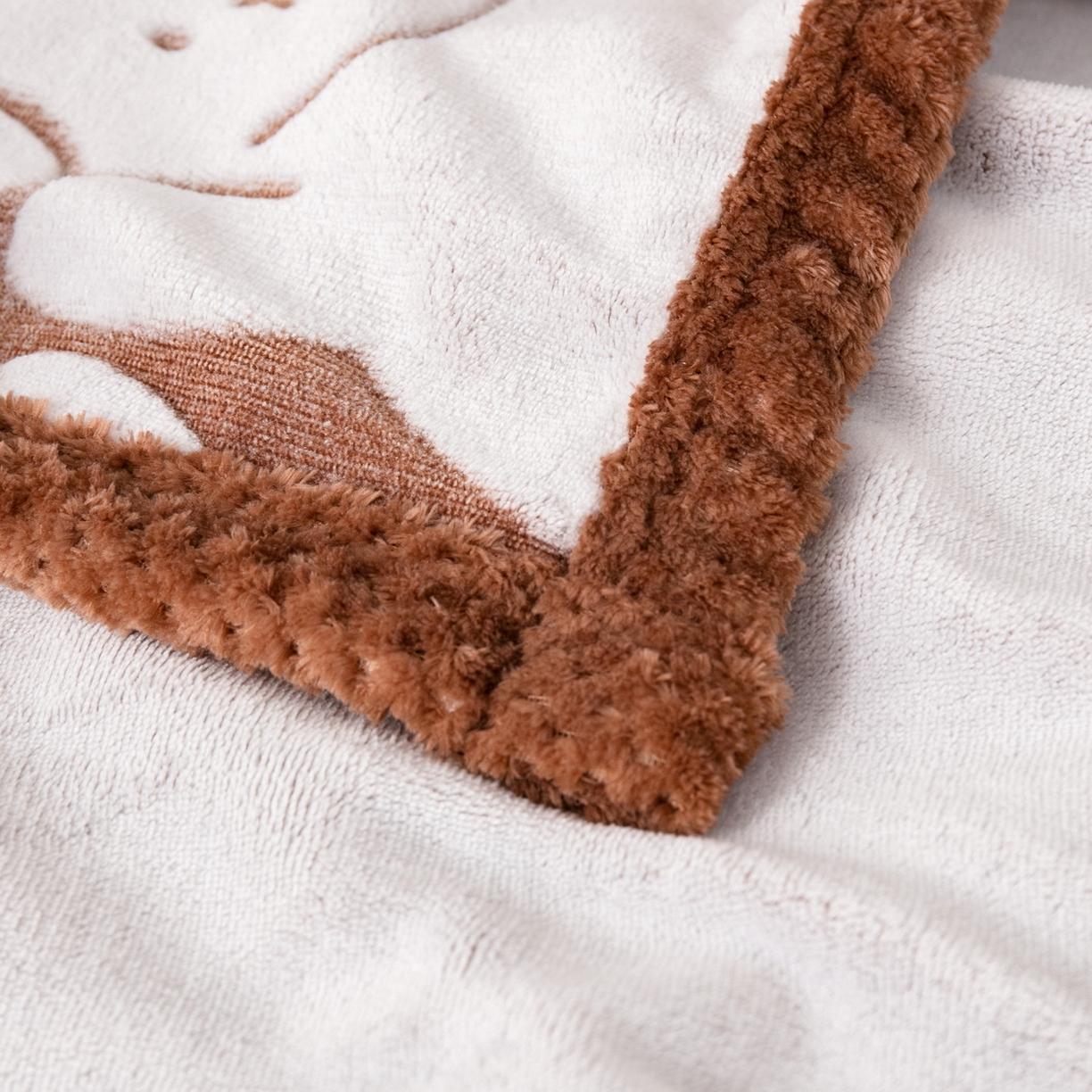 91家纺网 家纺一手货源 找家纺 梵克保罗 2025新款3D雕花加厚牛奶绒剪花毛毯 三个伙伴