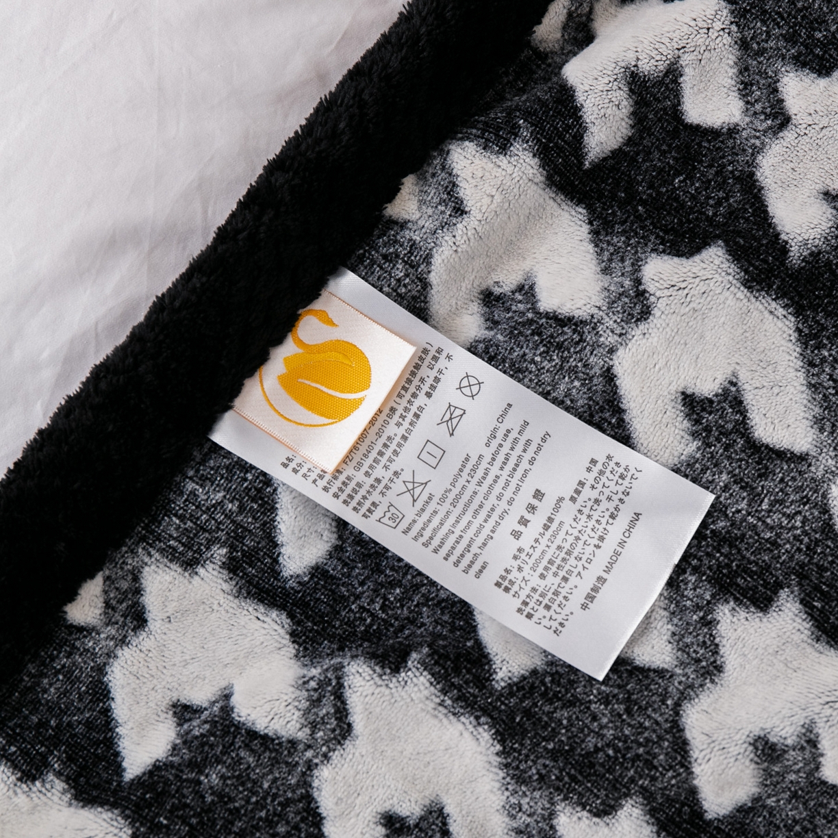 91家纺网 家纺一手货源 找家纺 梵克保罗 2025新款3D雕花加厚牛奶绒剪花毛毯 千鸟格