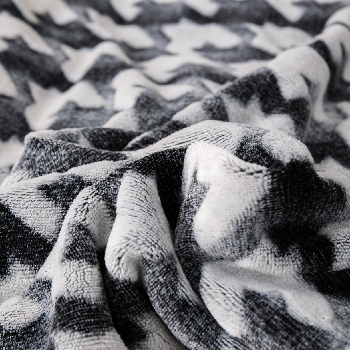 91家纺网 家纺一手货源 找家纺 梵克保罗 2025新款3D雕花加厚牛奶绒剪花毛毯 千鸟格