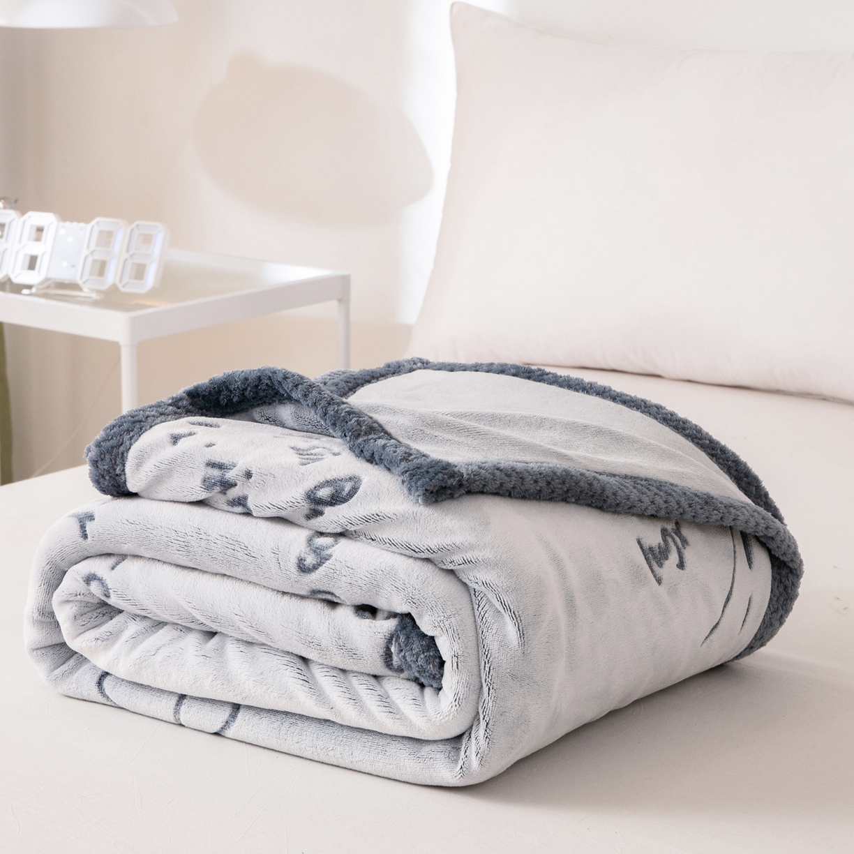 91家纺网 家纺一手货源 找家纺 梵克保罗 2025新款3D雕花加厚牛奶绒剪花毛毯 灰蓝公式