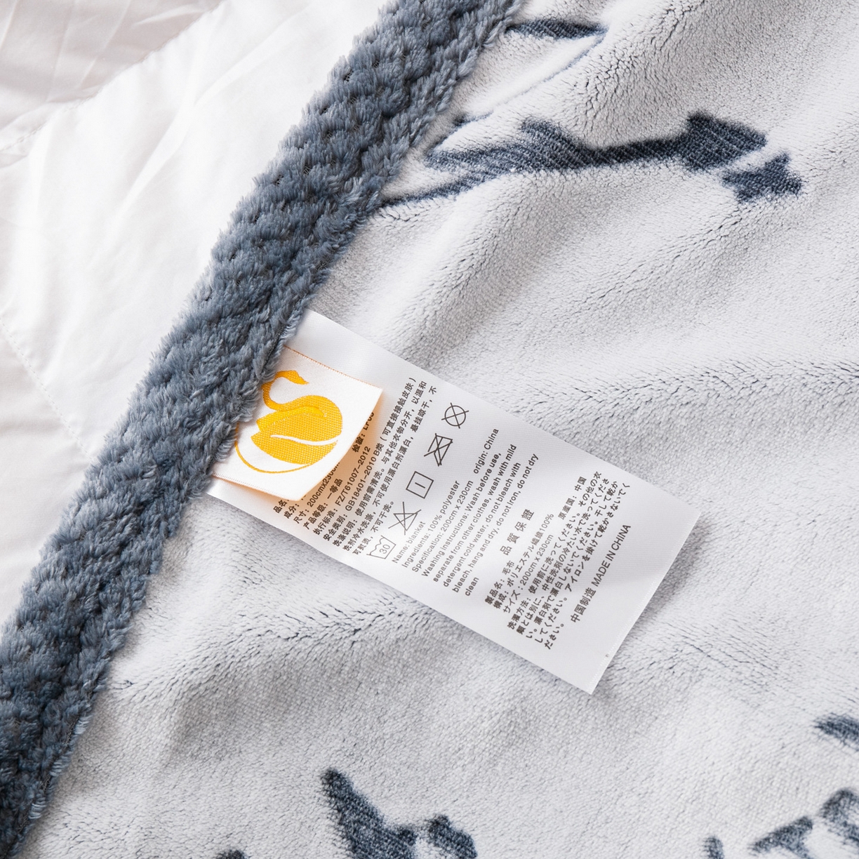 91家纺网 家纺一手货源 找家纺 梵克保罗 2025新款3D雕花加厚牛奶绒剪花毛毯 灰蓝公式