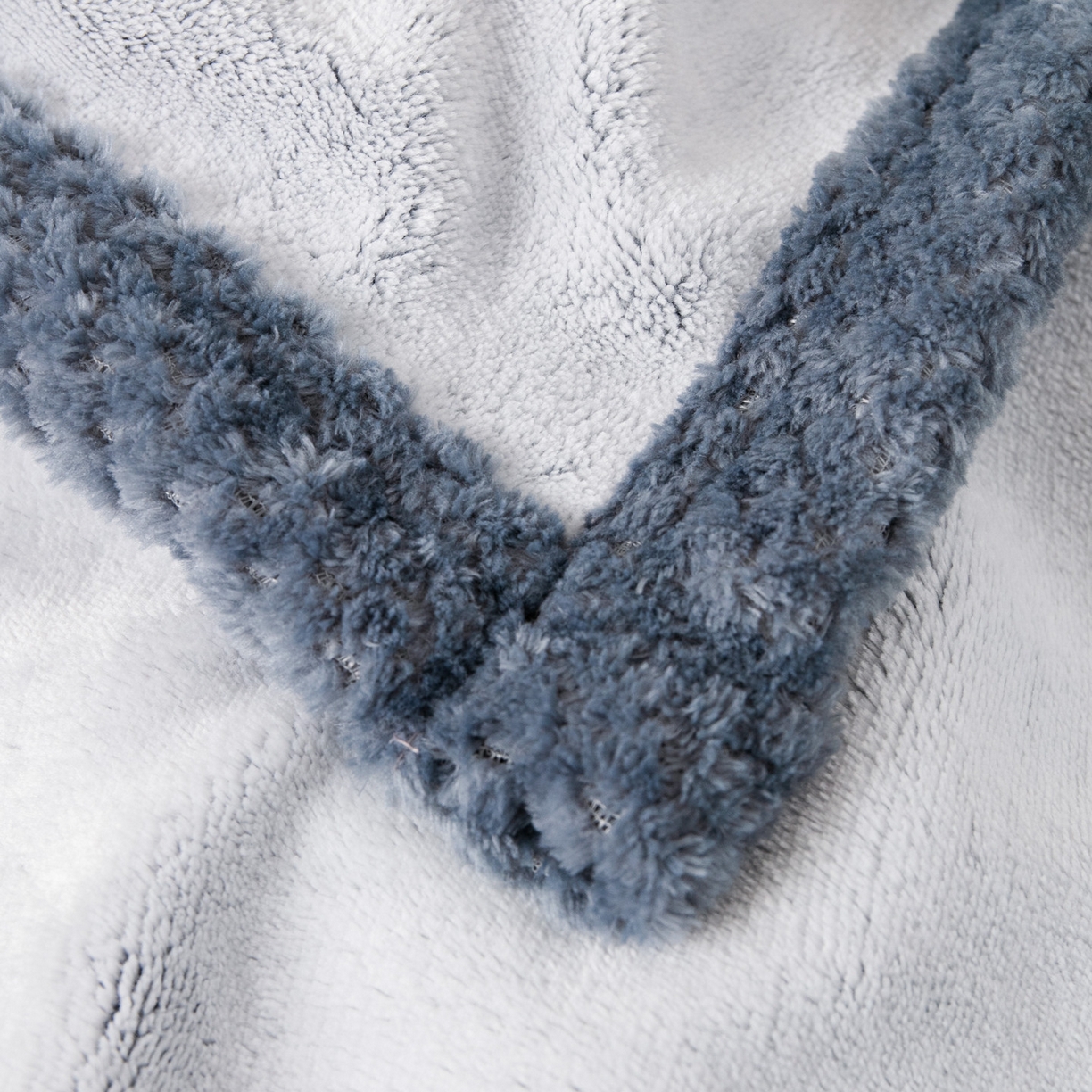91家纺网 家纺一手货源 找家纺 梵克保罗 2025新款3D雕花加厚牛奶绒剪花毛毯 灰蓝熊