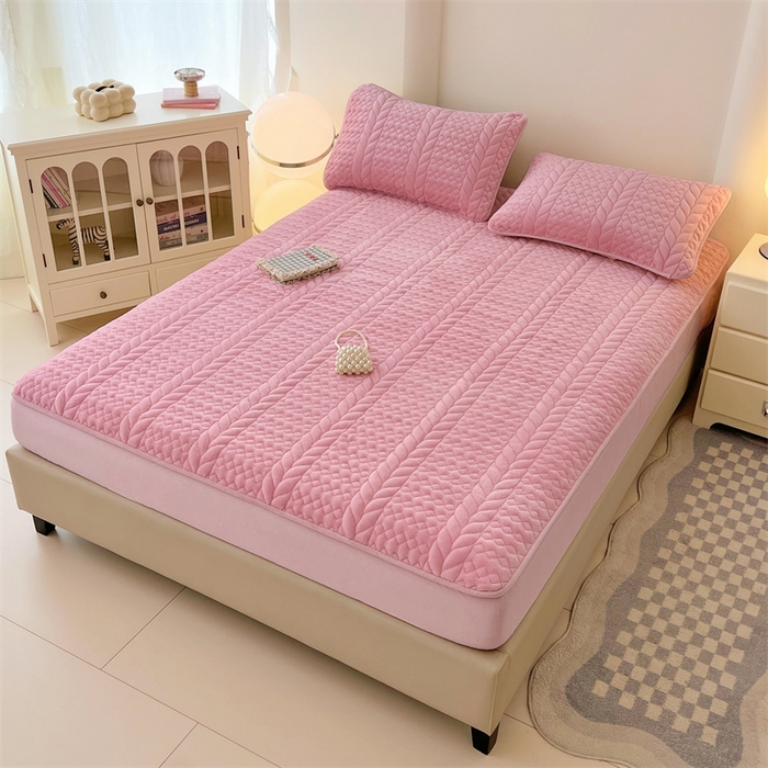 91家纺网 家纺一手货源 找家纺 梦舒羽 2025新款牛奶绒夹棉床笠床单床盖床罩床护垫床垫保护罩三件套-轻奢 轻奢款-浪漫粉