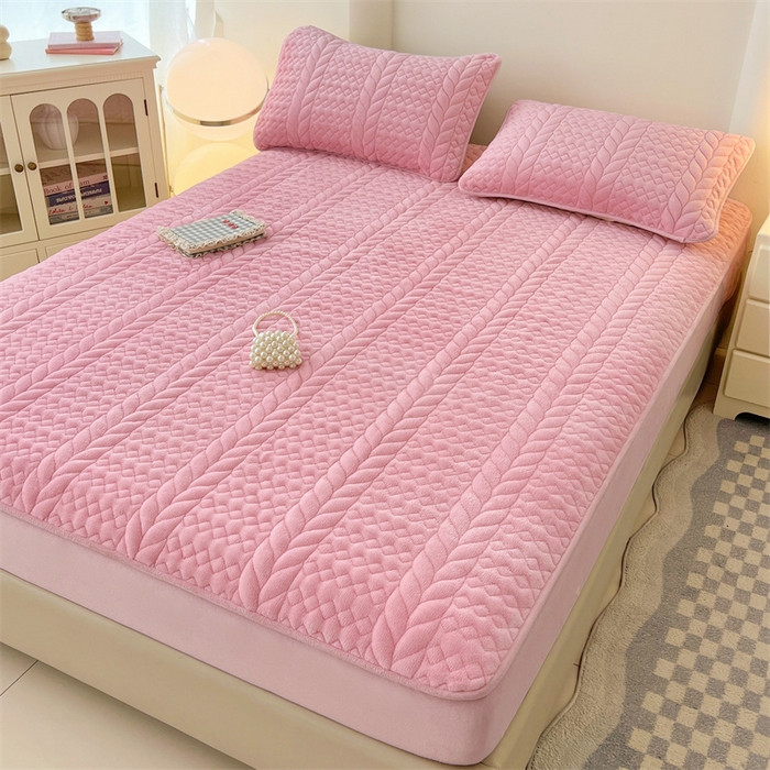 91家纺网 家纺一手货源 找家纺 梦舒羽 2025新款牛奶绒夹棉床笠床单床盖床罩床护垫床垫保护罩三件套-轻奢 轻奢款-浪漫粉