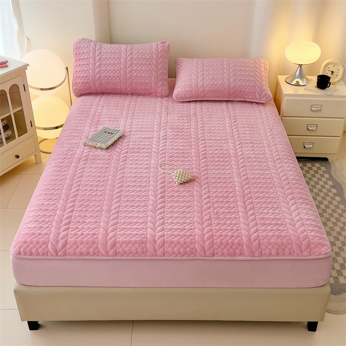 91家纺网 家纺一手货源 找家纺 梦舒羽 2025新款牛奶绒夹棉床笠床单床盖床罩床护垫床垫保护罩三件套-轻奢 轻奢款-浪漫粉