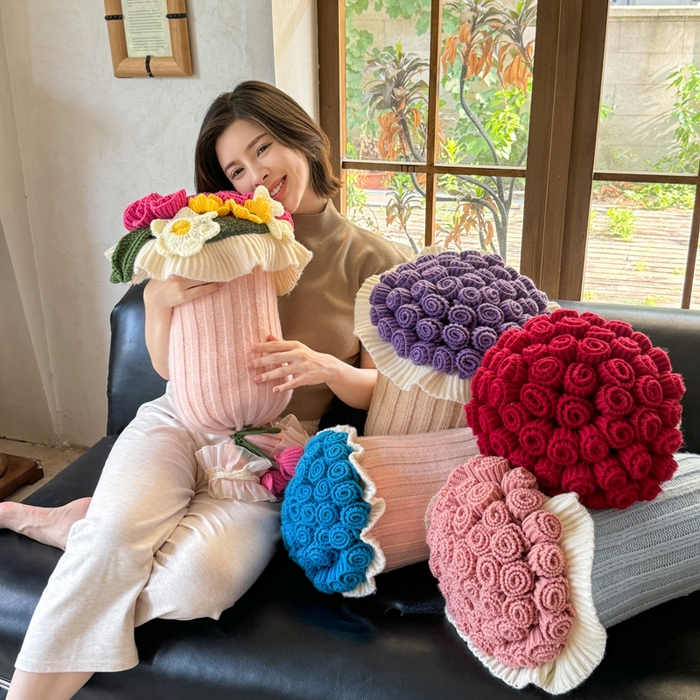 91家纺网 家纺一手货源 找家纺 （总）梵克保罗 2025新款网红直播热款多功能玫瑰花束抱枕卧室沙发靠枕半边绒针织礼品毯毛毯