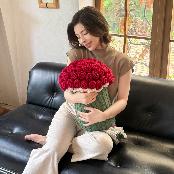91家纺网 家纺一手货源 找家纺 梵克保罗 2025新款网红直播热款多功能玫瑰花束抱枕卧室沙发靠枕半边绒针织礼品毯毛毯 星穹红