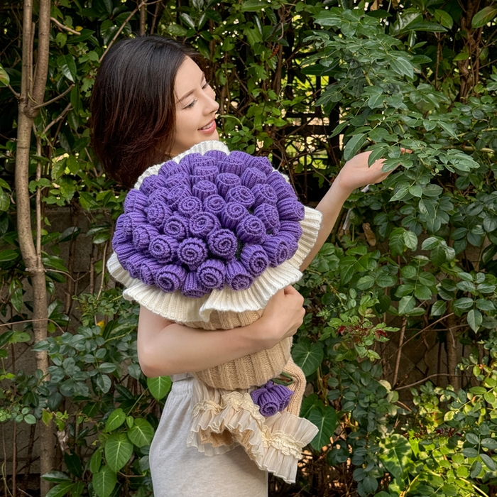 91家纺网 家纺一手货源 找家纺 梵克保罗 2025新款网红直播热款多功能玫瑰花束抱枕卧室沙发靠枕半边绒针织礼品毯毛毯 星穹紫