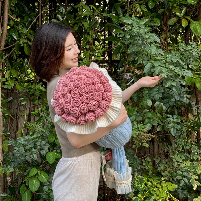 91家纺网 家纺一手货源 找家纺 梵克保罗 2025新款网红直播热款多功能玫瑰花束抱枕卧室沙发靠枕半边绒针织礼品毯毛毯 星穹粉