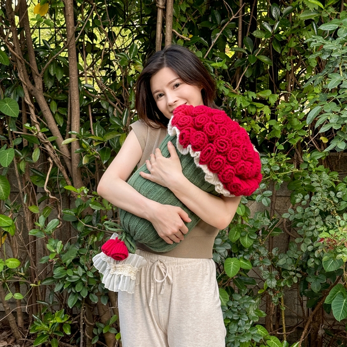 91家纺网 家纺一手货源 找家纺 梵克保罗 2025新款网红直播热款多功能玫瑰花束抱枕卧室沙发靠枕半边绒针织礼品毯毛毯 星穹红