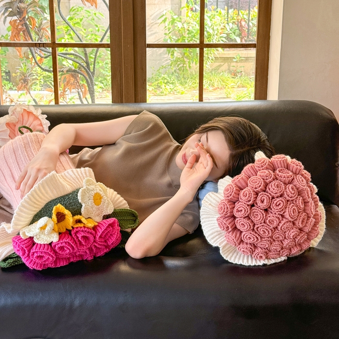 91家纺网 家纺一手货源 找家纺 （总）梵克保罗 2025新款网红直播热款多功能玫瑰花束抱枕卧室沙发靠枕半边绒针织礼品毯毛毯