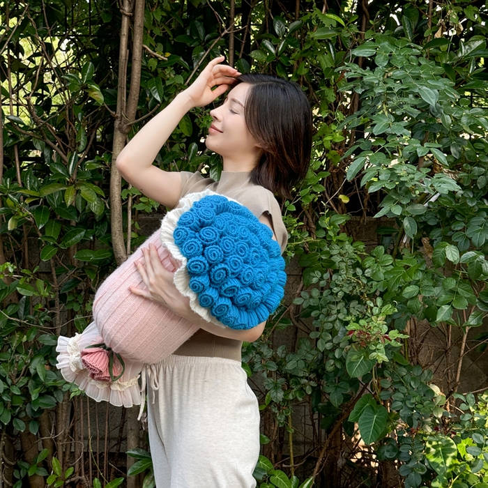 91家纺网 家纺一手货源 找家纺 梵克保罗 2025新款网红直播热款多功能玫瑰花束抱枕卧室沙发靠枕半边绒针织礼品毯毛毯 星穹蓝