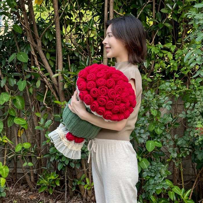 91家纺网 家纺一手货源 找家纺 梵克保罗 2025新款网红直播热款多功能玫瑰花束抱枕卧室沙发靠枕半边绒针织礼品毯毛毯 星穹红