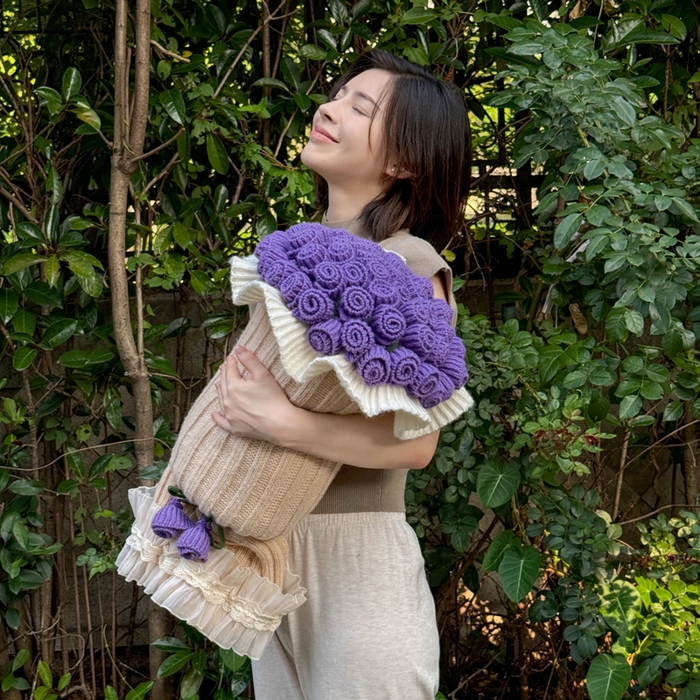 91家纺网 家纺一手货源 找家纺 梵克保罗 2025新款网红直播热款多功能玫瑰花束抱枕卧室沙发靠枕半边绒针织礼品毯毛毯 星穹紫