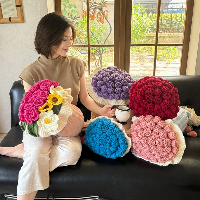 91家纺网 家纺一手货源 找家纺 梵克保罗 2025新款网红直播热款多功能玫瑰花束抱枕卧室沙发靠枕半边绒针织礼品毯毛毯 组合