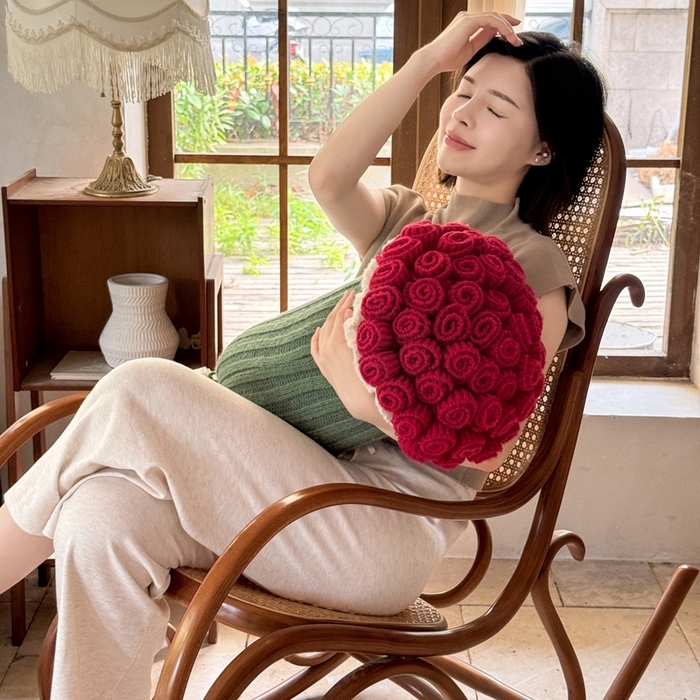 91家纺网 家纺一手货源 找家纺 梵克保罗 2025新款网红直播热款多功能玫瑰花束抱枕卧室沙发靠枕半边绒针织礼品毯毛毯 星穹红