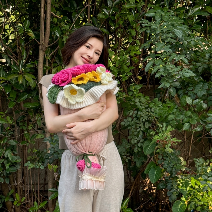 91家纺网 家纺一手货源 找家纺 梵克保罗 2025新款网红直播热款多功能玫瑰花束抱枕卧室沙发靠枕半边绒针织礼品毯毛毯 美伢