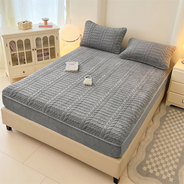 91家纺网 家纺一手货源 找家纺 梦舒羽 2025新款牛奶绒夹棉床笠床单床盖床罩床护垫床垫保护罩三件套-轻奢 轻奢款-星辰灰