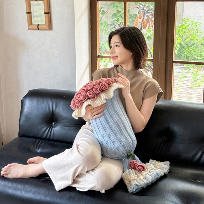 91家纺网 家纺一手货源 找家纺 梵克保罗 2025新款网红直播热款多功能玫瑰花束抱枕卧室沙发靠枕半边绒针织礼品毯毛毯 星穹粉