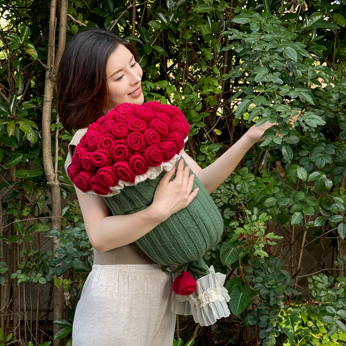 91家纺网 家纺一手货源 找家纺 梵克保罗 2025新款网红直播热款多功能玫瑰花束抱枕卧室沙发靠枕半边绒针织礼品毯毛毯 星穹红