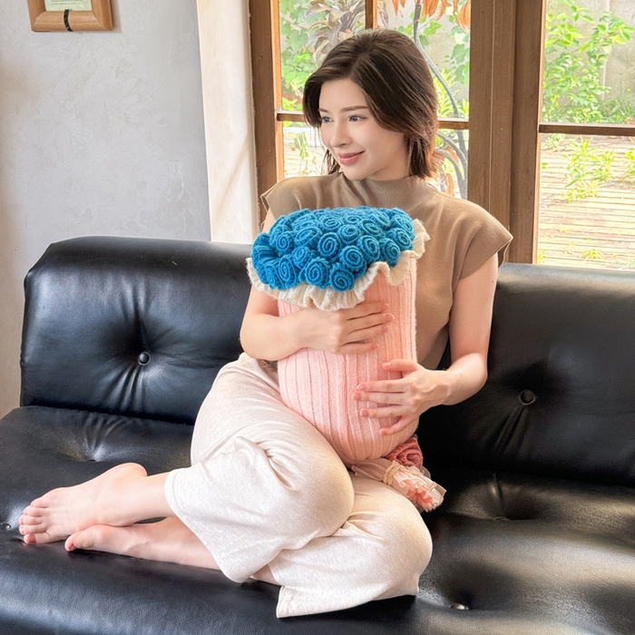 91家纺网 家纺一手货源 找家纺 梵克保罗 2025新款网红直播热款多功能玫瑰花束抱枕卧室沙发靠枕半边绒针织礼品毯毛毯 星穹蓝