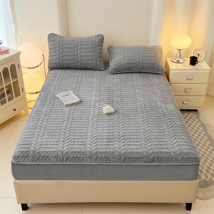 91家纺网 家纺一手货源 找家纺 梦舒羽 2025新款牛奶绒夹棉床笠床单床盖床罩床护垫床垫保护罩三件套-轻奢 轻奢款-星辰灰