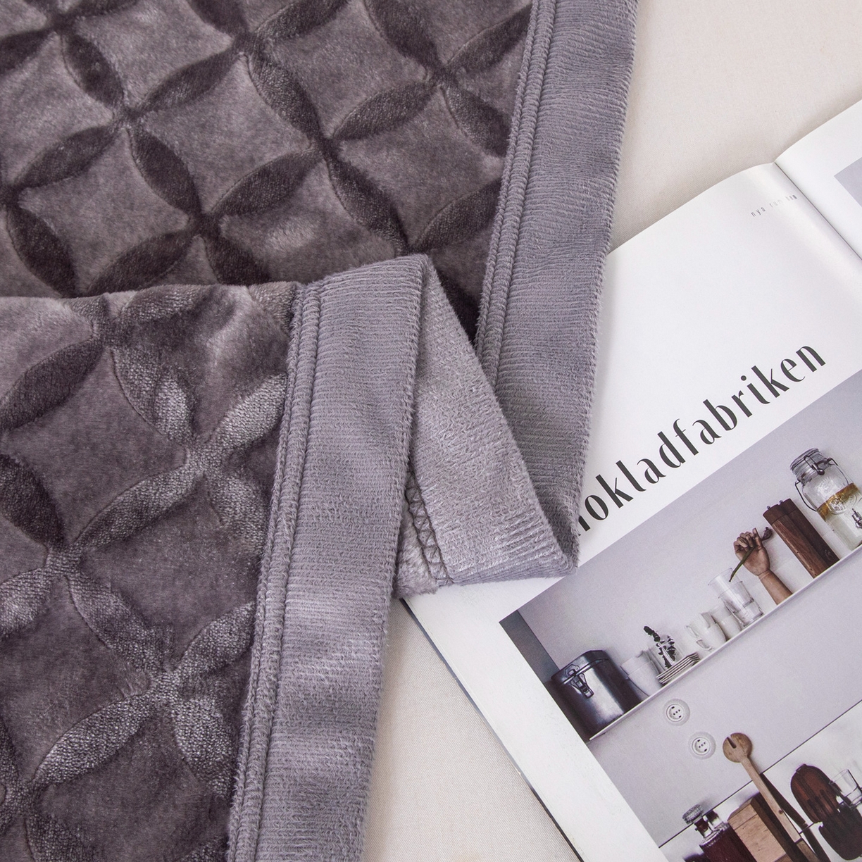 91家纺网 家纺一手货源 找家纺 梵克保罗 2025新款3D立体印花四季盖毯400克 铜钱灰