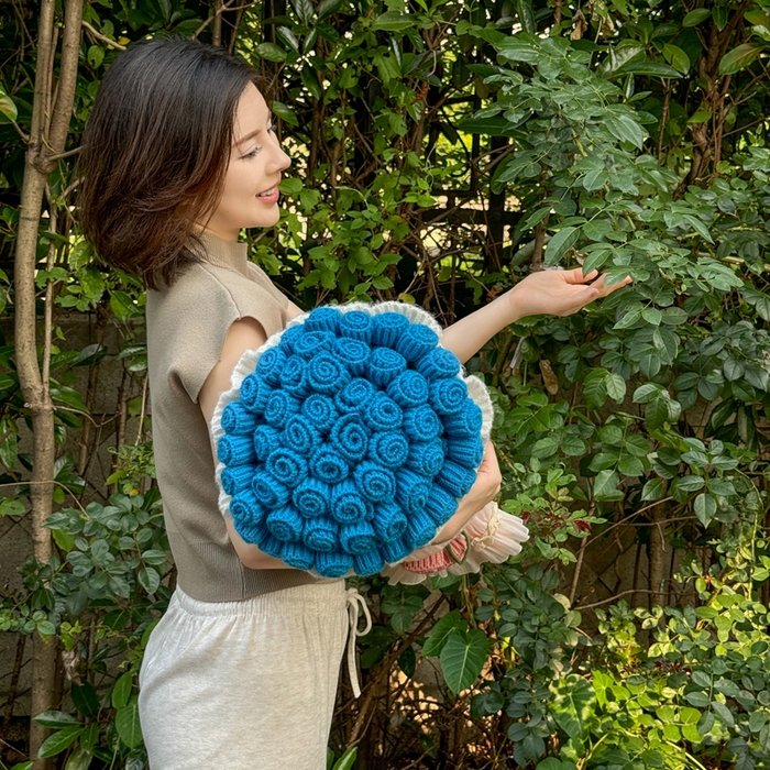 91家纺网 家纺一手货源 找家纺 梵克保罗 2025新款网红直播热款多功能玫瑰花束抱枕卧室沙发靠枕半边绒针织礼品毯毛毯 星穹蓝