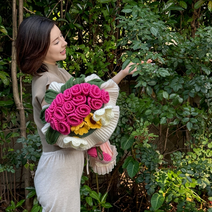 91家纺网 家纺一手货源 找家纺 梵克保罗 2025新款网红直播热款多功能玫瑰花束抱枕卧室沙发靠枕半边绒针织礼品毯毛毯 美伢