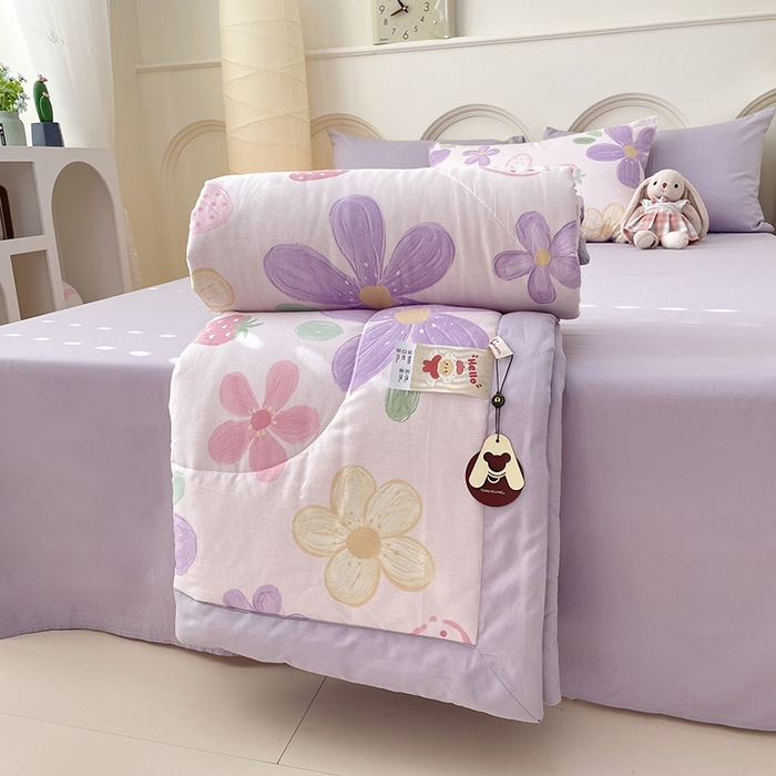 91家纺网 家纺一手货源 找家纺 梵克保罗 2025新款全棉夏被碎花卡通小清新简约纯棉夏凉被夏被四件套三件套 泫雅花紫