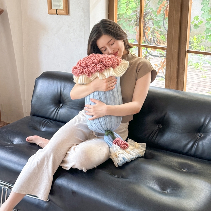 91家纺网 家纺一手货源 找家纺 梵克保罗 2025新款网红直播热款多功能玫瑰花束抱枕卧室沙发靠枕半边绒针织礼品毯毛毯 星穹粉