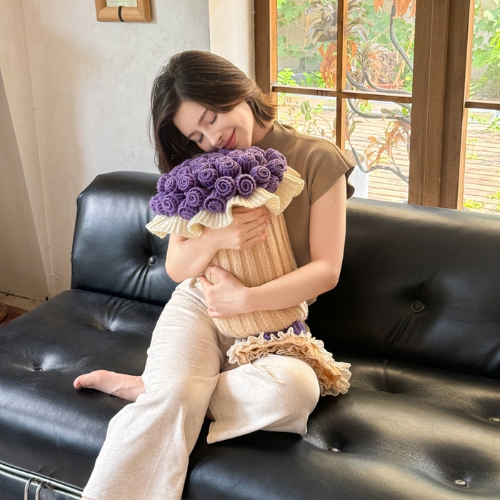 91家纺网 家纺一手货源 找家纺 梵克保罗 2025新款网红直播热款多功能玫瑰花束抱枕卧室沙发靠枕半边绒针织礼品毯毛毯 星穹紫