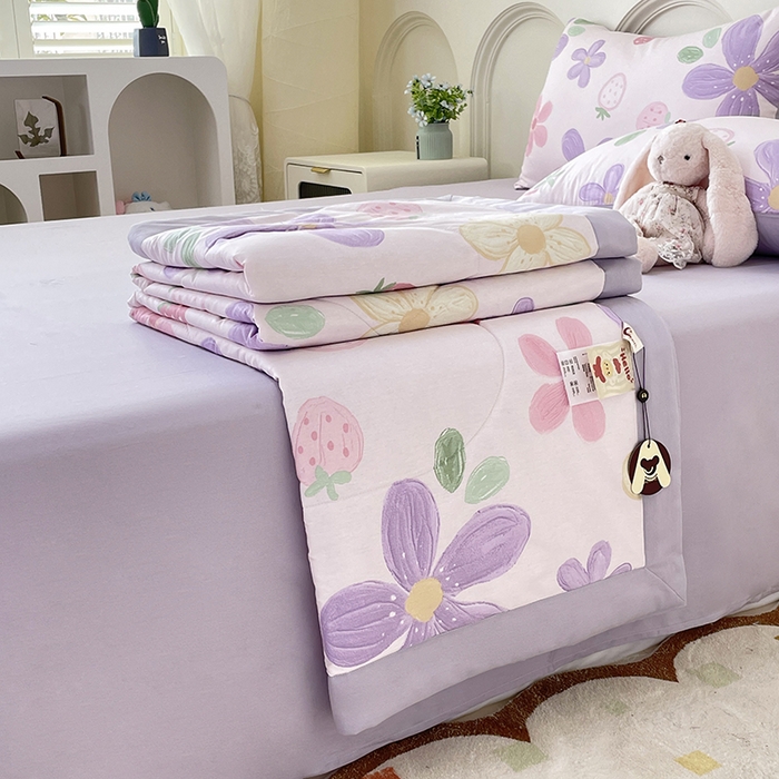 91家纺网 家纺一手货源 找家纺 梵克保罗 2025新款全棉夏被碎花卡通小清新简约纯棉夏凉被夏被四件套三件套 泫雅花紫