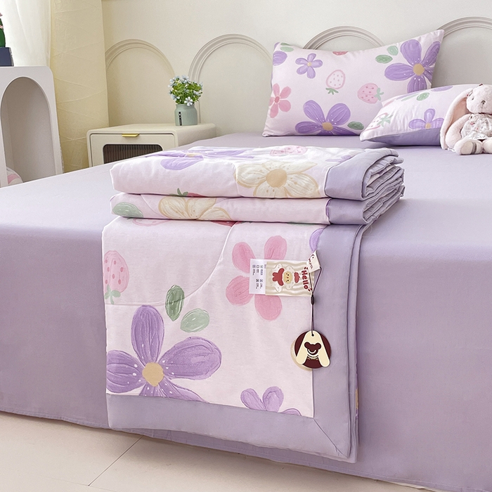 91家纺网 家纺一手货源 找家纺 梵克保罗 2025新款全棉夏被碎花卡通小清新简约纯棉夏凉被夏被四件套三件套 泫雅花紫