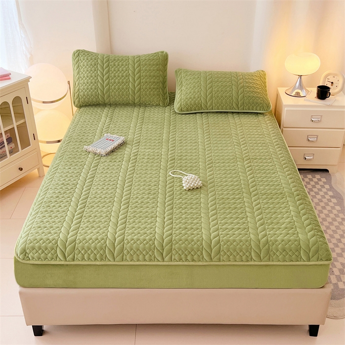 91家纺网 家纺一手货源 找家纺 梦舒羽 2025新款牛奶绒夹棉床笠床单床盖床罩床护垫床垫保护罩三件套-轻奢 轻奢款-果绿