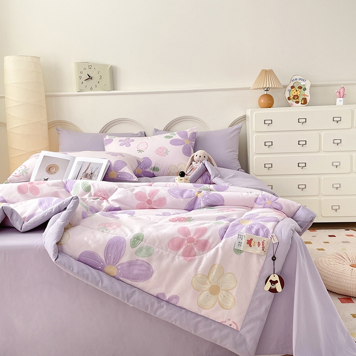 91家纺网 家纺一手货源 找家纺 梵克保罗 2025新款全棉夏被碎花卡通小清新简约纯棉夏凉被夏被四件套三件套 泫雅花紫