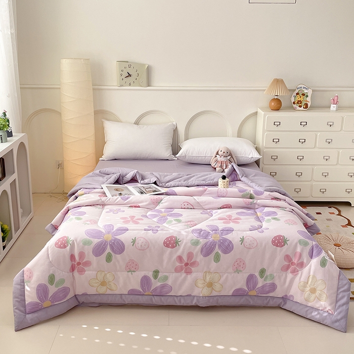 91家纺网 家纺一手货源 找家纺 梵克保罗 2025新款全棉夏被碎花卡通小清新简约纯棉夏凉被夏被四件套三件套 泫雅花紫