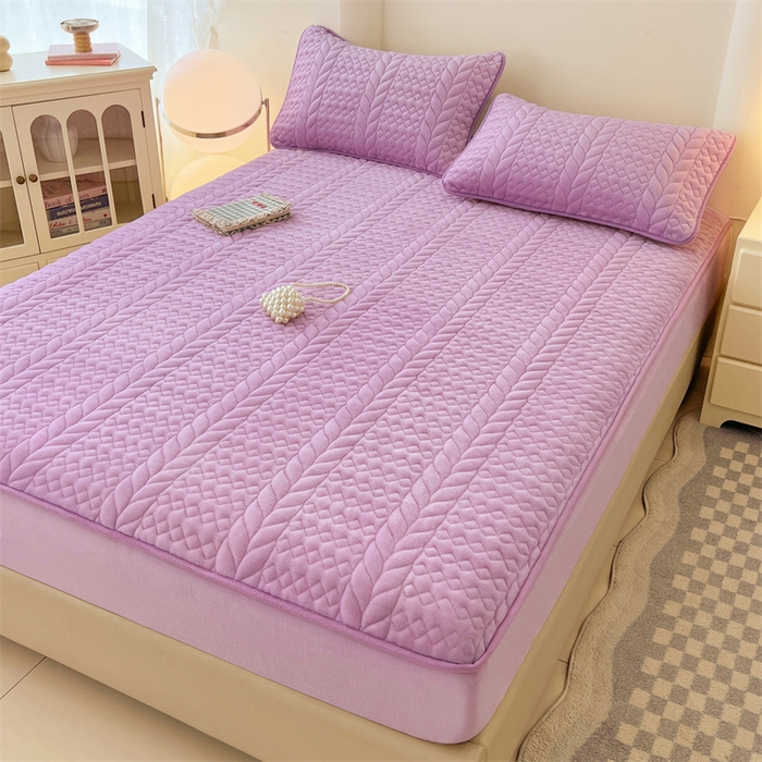 91家纺网 家纺一手货源 找家纺 梦舒羽 2025新款牛奶绒夹棉床笠床单床盖床罩床护垫床垫保护罩三件套-轻奢 轻奢款-梦幻紫