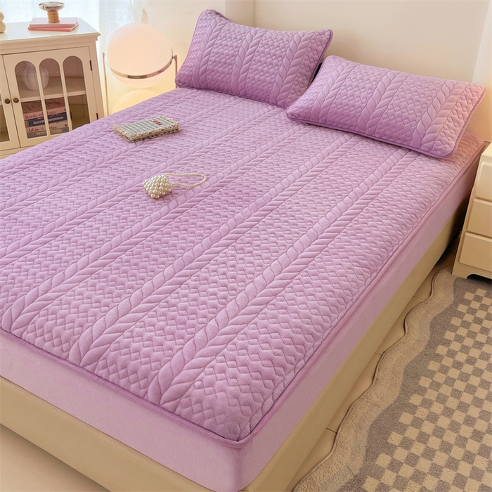 91家纺网 家纺一手货源 找家纺 梦舒羽 2025新款牛奶绒夹棉床笠床单床盖床罩床护垫床垫保护罩三件套-轻奢 轻奢款-梦幻紫