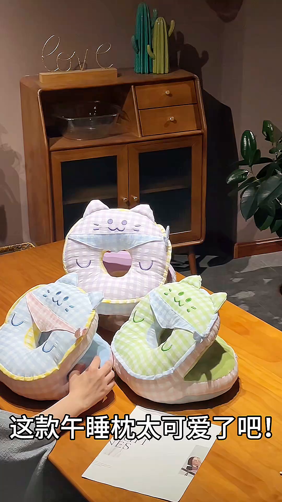 91家纺网 家纺一手货源 找家纺 仟亿莱 2025新款泡泡纱方巾格子喵双面午睡枕 枕头枕芯 双面方巾黄猫