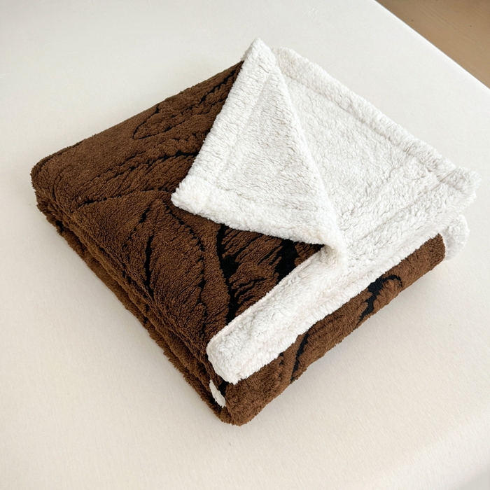 91家纺网 家纺一手货源 找家纺 梵克保罗 2025新款双层阳离子叶子提花塔芙绒羊羔绒跨境双层毛毯盖毯毯子 叶子咖色