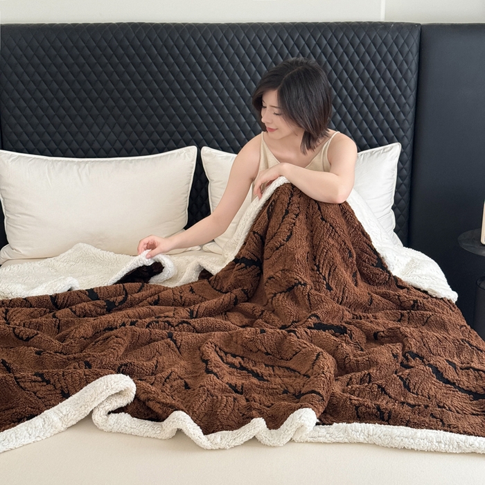 91家纺网 家纺一手货源 找家纺 梵克保罗 2025新款双层阳离子叶子提花塔芙绒羊羔绒跨境双层毛毯盖毯毯子 叶子咖色