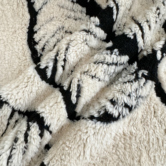 91家纺网 家纺一手货源 找家纺 梵克保罗 2025新款双层阳离子叶子提花塔芙绒羊羔绒跨境双层毛毯盖毯毯子 叶子白色