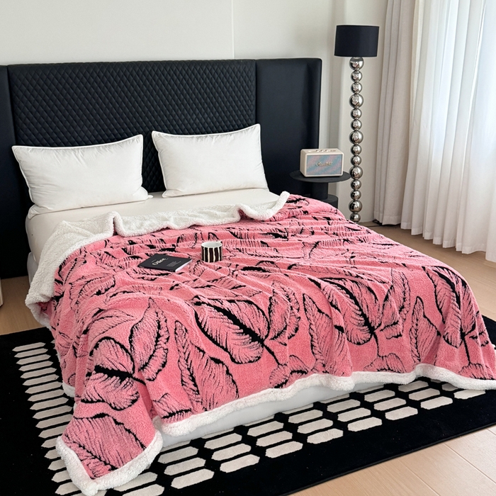 91家纺网 家纺一手货源 找家纺 梵克保罗 2025新款双层阳离子叶子提花塔芙绒羊羔绒跨境双层毛毯盖毯毯子 叶子粉色