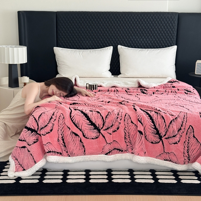 91家纺网 家纺一手货源 找家纺 梵克保罗 2025新款双层阳离子叶子提花塔芙绒羊羔绒跨境双层毛毯盖毯毯子 叶子粉色