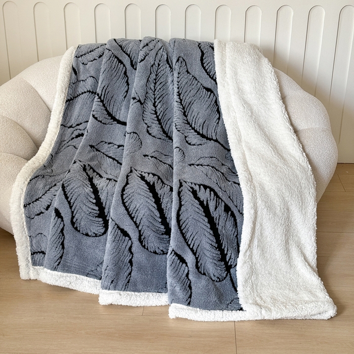 91家纺网 家纺一手货源 找家纺 梵克保罗 2025新款双层阳离子叶子提花塔芙绒羊羔绒跨境双层毛毯盖毯毯子 叶子灰色